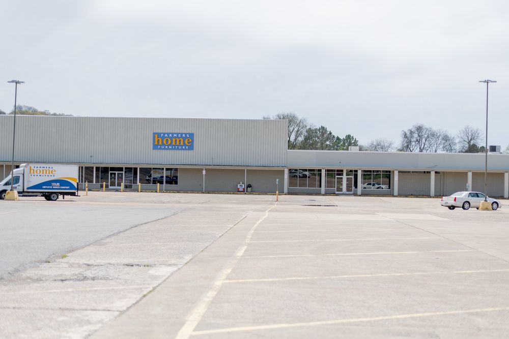 Brooklyn Shopping Center: 923-951 East College Street, Pulaski, TN 38478